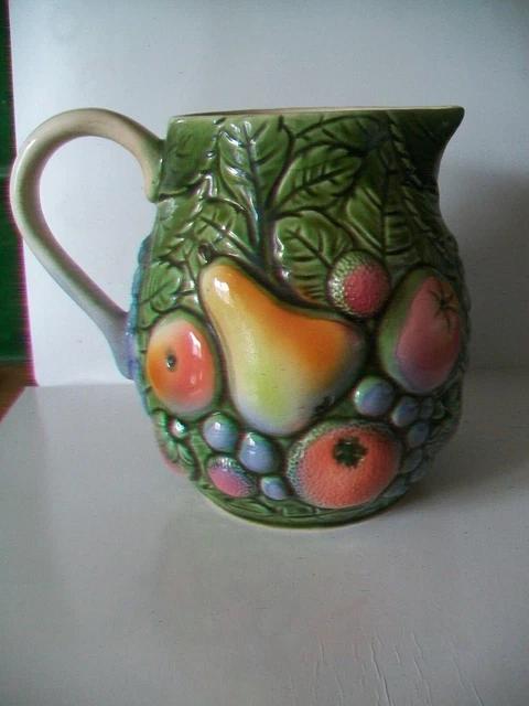Pichet En Barbotine A Decor De Fruits