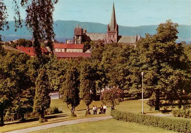 73945178 Trondheim_Trondhjem_Norge Fra Hogskoleparken med Domkirken i bakgrunnen