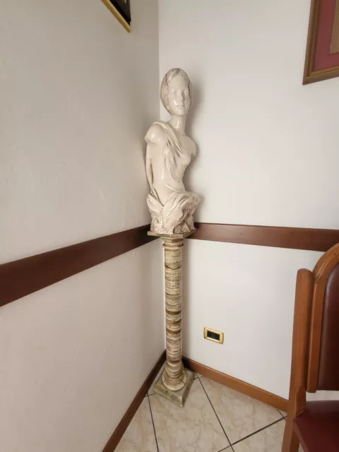 Colonna ornamentale in onice chiaro
