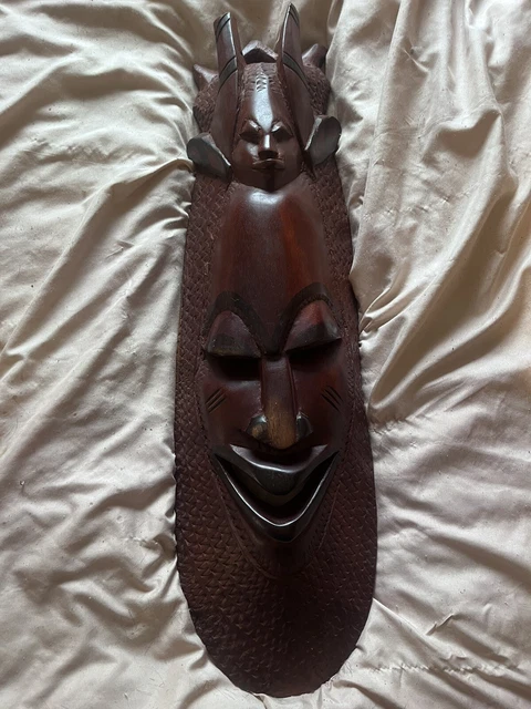Ornamento da appendere a parete vintage in legno intagliato a mano viso tribale
