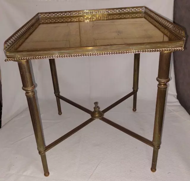 Table basse ou bout de canapé de la maison Bagues en laiton des années 50/60