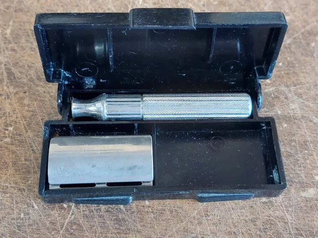 GILLETTE SS Silver Tone Double Edge Safety Razor Set in Black Case Military