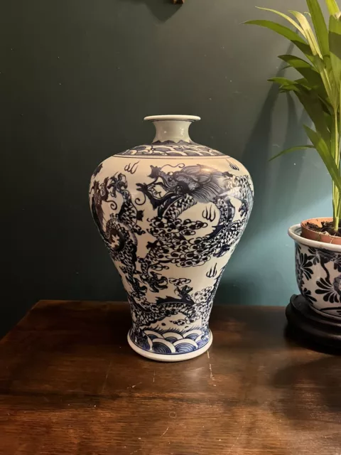 LARGE CHINESE BLUE AND WHITE PORCELAIN BALUSTER Vase Dragon Chasing Pearl