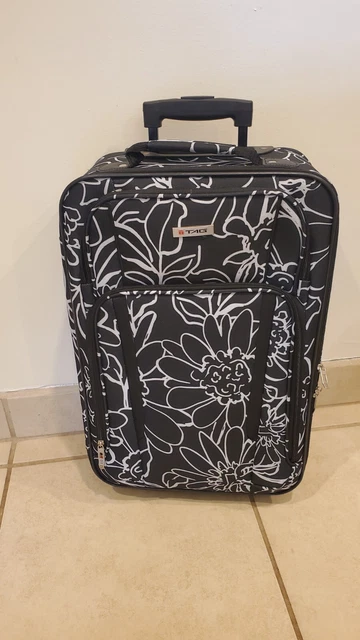 Tag Luggage 3 Pieces Carry On, Duffle Bag, & Tote Bag 2