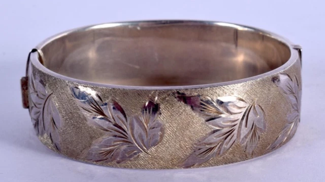 Brazalete inglés de plata esterlina finamente grabado por Rigby & Wilson Birmingham 1966