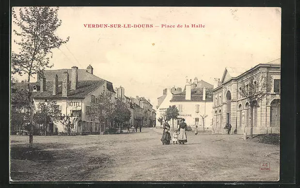 CPA Verdun-sur-le-Doubs, Place de la Halle