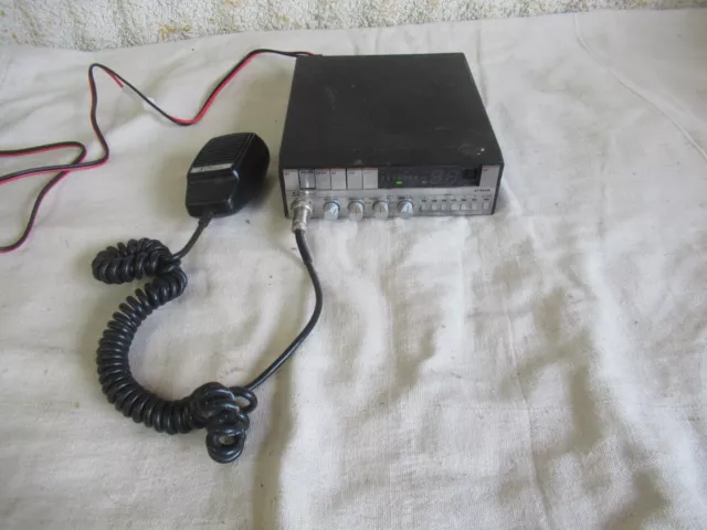 Radio CB vintage Cobra 31 Plus con micrófono Cobra y cable de alimentación para repuestos o reparaciones
