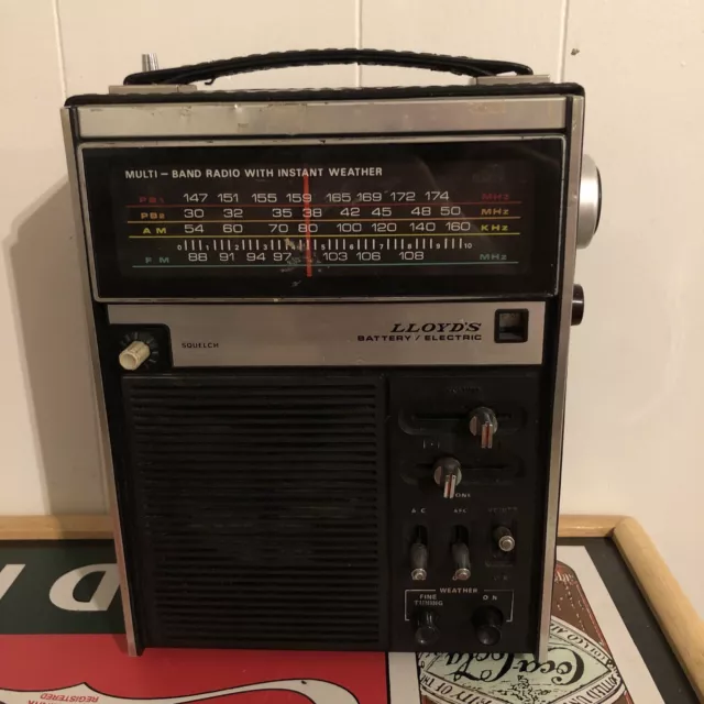 vintage radio LLOYD'S N684B-175A transistor portable MULTI-BAND 1970s  works