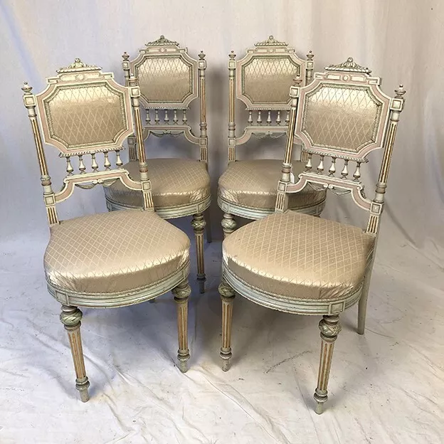 Suite de quatre chaises de style Louis XVI en bois laqué, fin XIXe