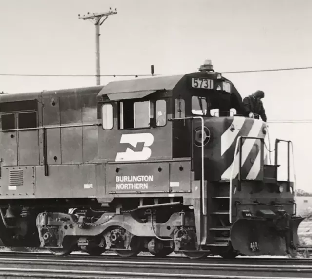 Burlington Northern Railroad BN #5731 U33C Locomotive Train Photo Aurora IL 1976
