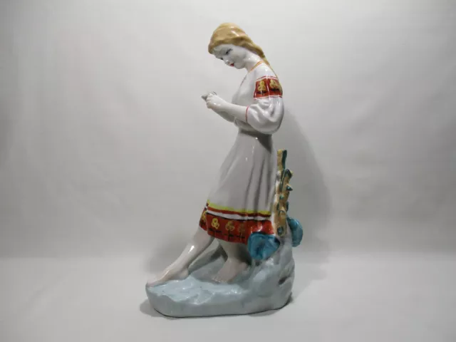 Ancienne Statue En Faience Jeune Fille Effeuillant La Marguerite Marque Cygne 2