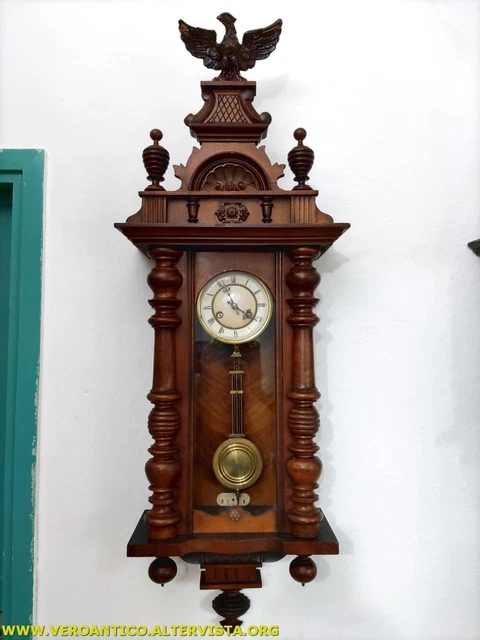 175997 Antico orologio a pendolo con aquila