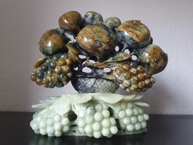 Feine geschnitzte Figur aus grüner Jade  -  5,4 kg  -  "Früchte & Blumen"