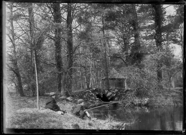 Plaque verre photo ancienne négatif noir et blanc 6x9 cm enfants pêche