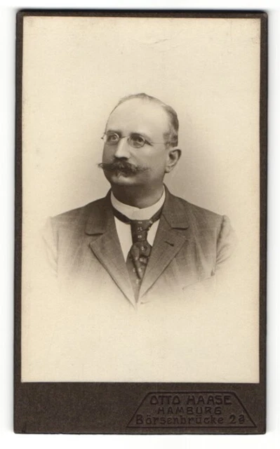 Fotografie Otto Haase, Hamburg, Portrait Mann mit Schnauzbart und Zwicker