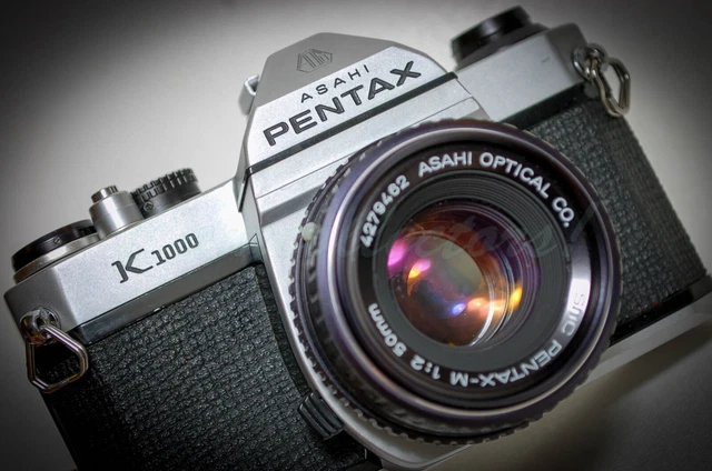 Cámara ASAHI Pentax K1000 35 mm con SMC Pentax-M 50 mm 1:2 en estuche de cuero - Japón
