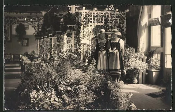 Foto-AK Ausstellung, Frauen in Berner Tracht präsentieren Blumensträuße