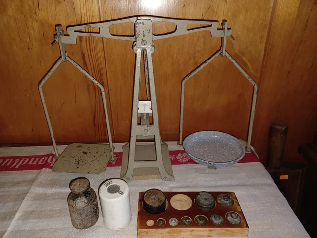 alte Balkenwaage mit Gewichten