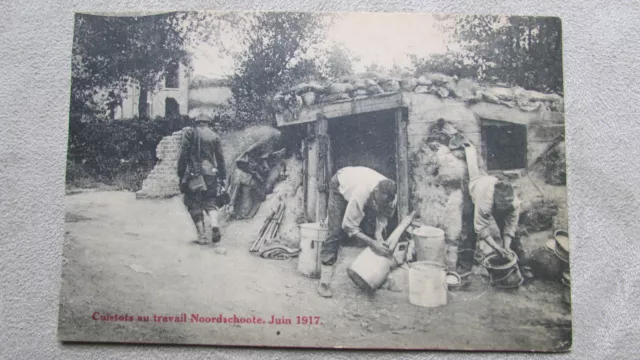 CPA militaria WW I Guerre 14-18. Cuistots au travail Noordschoote. Juin 1917.