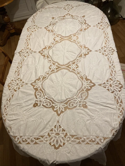 Forme ronde blanche vintage, nappe brodée. Fait main. Brodé à la main. Crochet à la main. - France