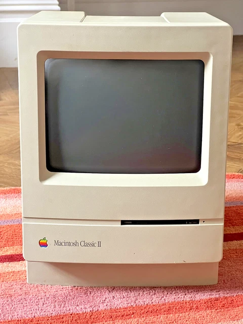 1992 APPLE MACINTOSH Classic II M4150 - Vintage Compact Mac