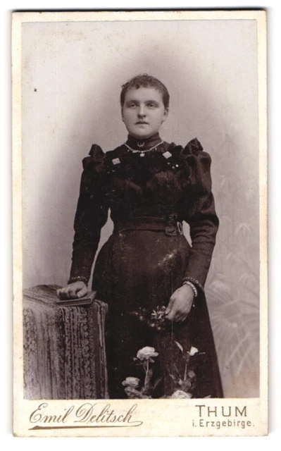 Fotografie Emil Delitsch, Thum i. Erzgebirge, Junge Dame im zeitgenössischen Kl