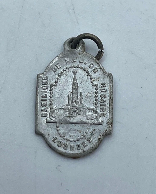 MEDAILLE RELIGIEUSE ANCIENNE. EGLISE DU ROSAIRE. LOURDES. ALUMINIUM