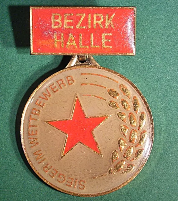 01 330 DDR Medaille Sieger im Wettbewerb Bezirk Halle, Ministerium für Land-