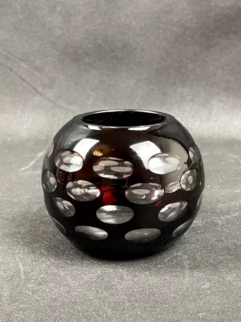 Petit vase boule en cristal doublé rouge