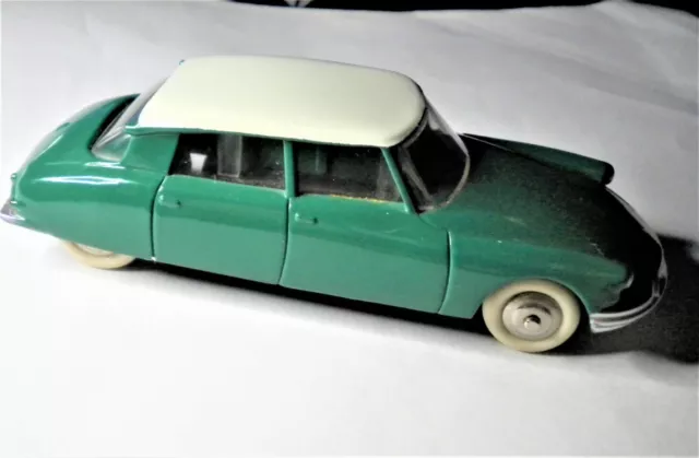  Citroën DS 19 Verte n°24CP Dinky Toys Réédition Atlas -MATTEl- et son magazine.
