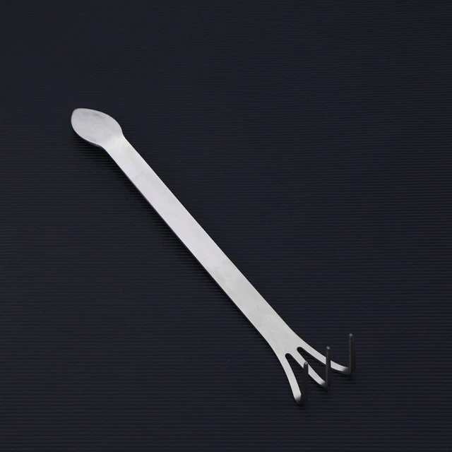 Un'artigiana Che Porta Una Cassetta Degli Attrezzi E Cammina In Un Giardino Immagine Stock - Foto 8