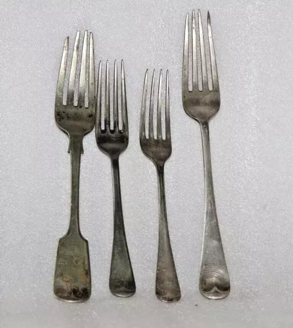 Conjunto De 4 Vintage Metal Antigüedad Tenedor Mesa Cuchara Raro & Coleccionable