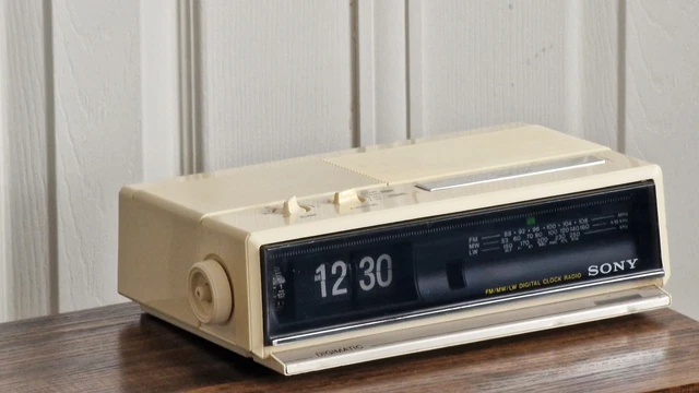 Radio réveil vintage 70/80'' Auritone 16d8 clock radio sur secteur et