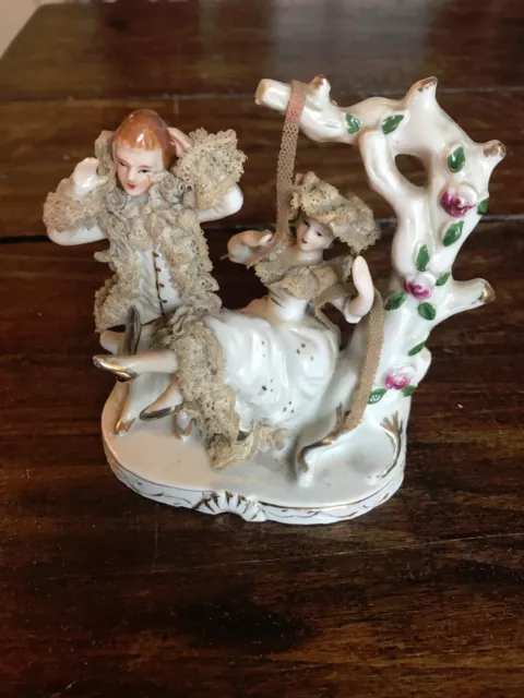 Figurine en porcelaine dentelle couple balancoire très bon état