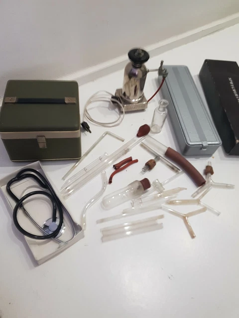 Lotto Aerosol Inalatore Misura Pressione Vetri Laboratorio Stetoscopio Vintage