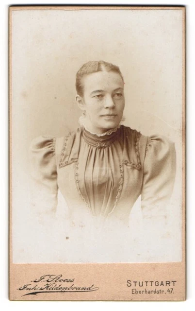 Fotografie J. Stoess, Stuttgart, Eberhardstr. 47, Junge Dame im hübschen Kleid