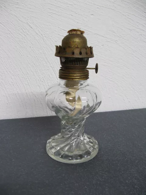 Alte Öllampe, Petroleumlampe aus Glas, ohne Schirm, ca. 18 cm hoch, Nr. 81