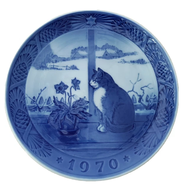 ROYAL COPENHAGEN 1970 Collectors Plate Christmas Rose and Cat Blue