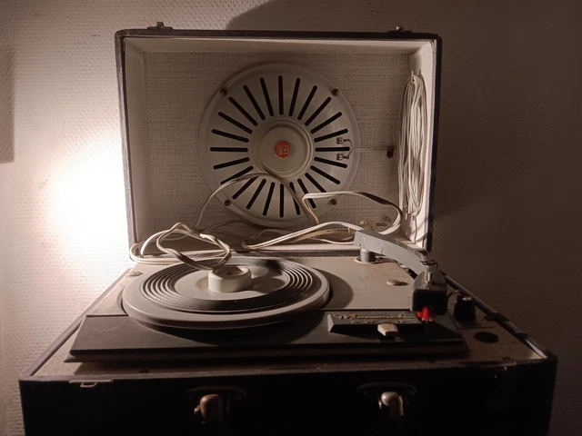 Ancien tourne disque à aiguille avec plateau - Enchères Luxembourg