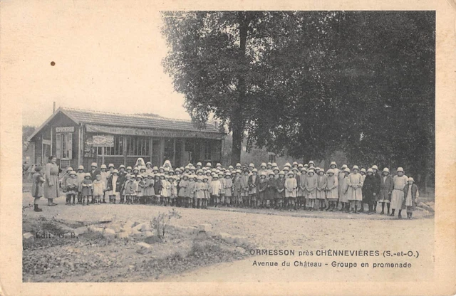Cpa 94 Ormesson / Par Chennevieres / Avenue Du Chateau / Groupe En Promenade /