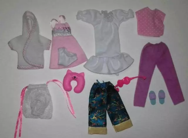 D47- LOT VETEMENTS POUR POUPEE MANNEQUIN BARBIE chemise de nuit pantoufle  - TBE