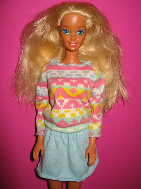 B85)Alte Blonde Barbie Mattel Im Kurzen Bunten Trikot-Zweiteiler Sehr Gut Erhal.