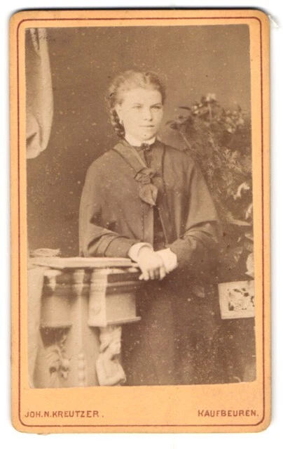 Fotografie Joh. N. Kreutzer, Kaufbeuren, Junge Dame in modischer Kleidung