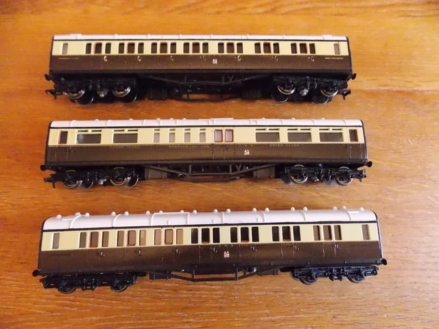 3 HORNBY GWR COLLETT COACHES, 2-COMPOSITE & RESTAURANT in GWR Livery ...