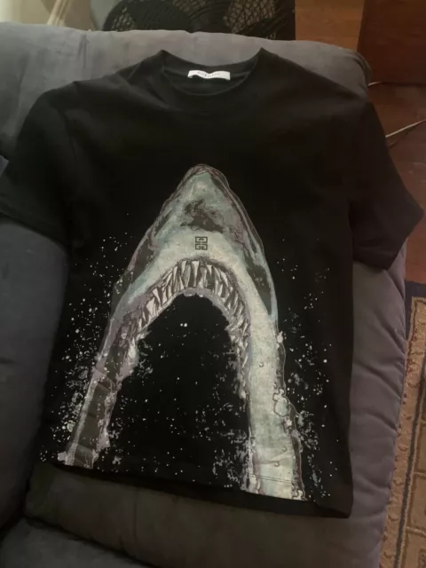 New Givenchy Shark print T Shirt Size Large fits like medium