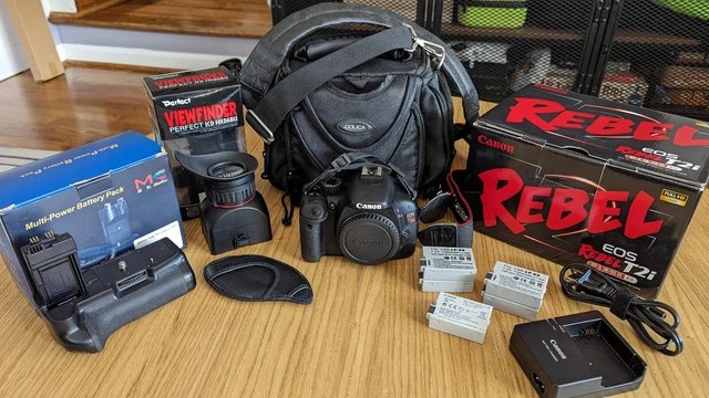 Canon EOS 550D / Rebel T2i 18.0MP DSLR Camera Black Body w/ Extra Accessories