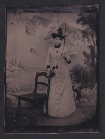 Fotografie Ferrotypie junge Frau im Pünktchenkleid mit Sonneschirm im Atelier