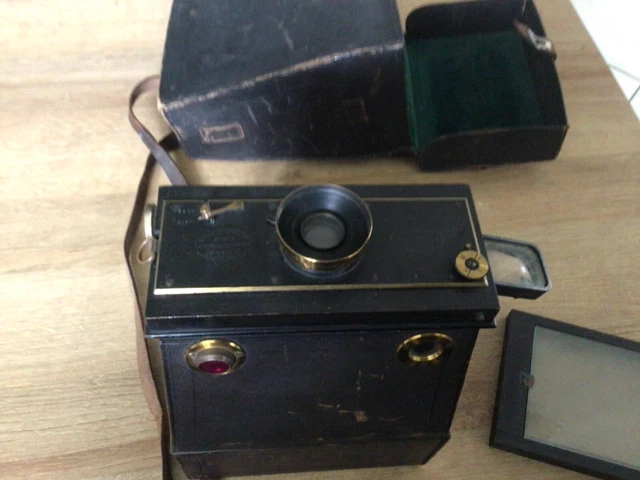 Appareil photo type jumelle de Zion vers 1900