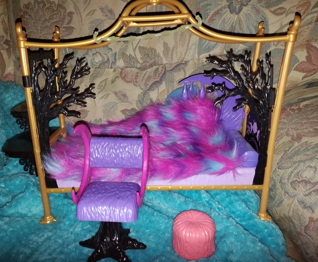 MONSTER HIGH CLAWDEEN Wolf Bedroom Set 4 pieces -bed, chair, blanket ...