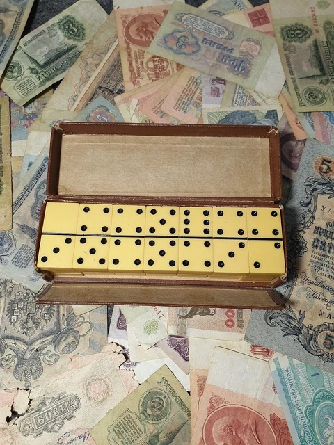 VINTAGE BUTTERSCOTCH CATALIN BAKELITE DOMINOES - 28 in HARD CASE VINTAGE BUTTERSCOTCH CATALIN BAKELITE DOMINOES - 28 in HARD CASE